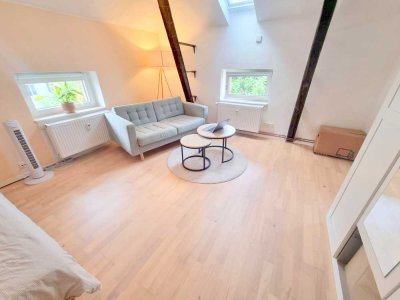 Altbaucharme pur.: Gemütliches 1 Zimmer Apt. im DG + Wohnküche - zentral im Ostend