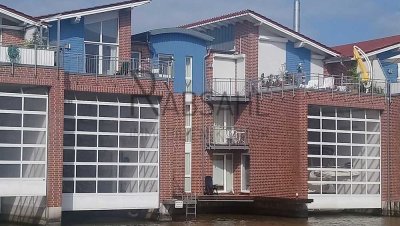 Einmaliges Reihenhaus mit Bootsgarage, Penthouse und Gästeappartment in der Weener Marina