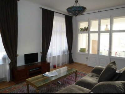 Charmante Altbauwohnung mit lichtdurchflutetem Wintergarten und individuellem Flair