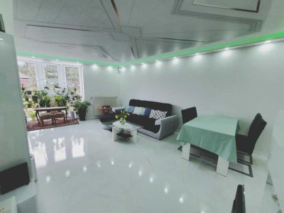 Renovierte 3-Zimmer Wohnung mit Einbauküche, Aufzug, Gäste-WC, Keller und Stellplatz
