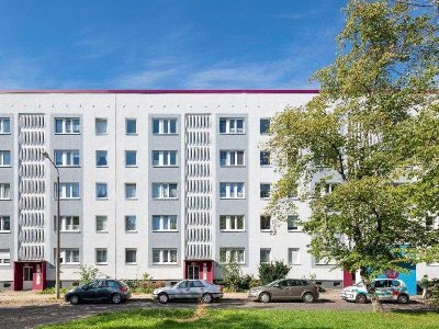 3 Raum-Wohnung mit Balkon und Bad mit Fenster