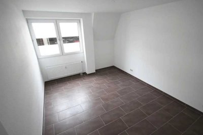 Modernisierte & voll möblierte 2-Zimmer-Wohnung mit Balkon & Tiefgarage – Innenstadt Siegburg