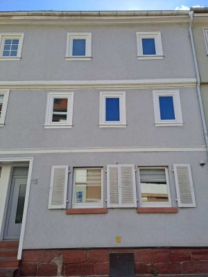 Komplett renovierte Reihenhaushälfte mit traumhaften Innenhof