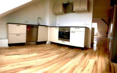 2,5-Zimmer-Wohnung mit EBK, 2 Balkonen und eigenem Garten