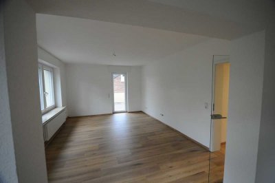 Kernsanierte Wohnung im ersten OG mit Balkon