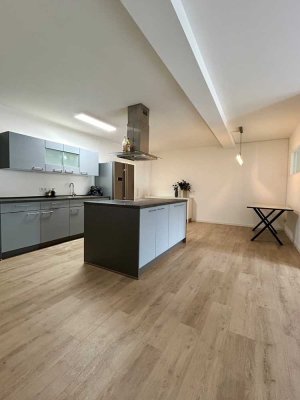 Großzügige 2-Zimmer-Wohnung mit separatem Eingang