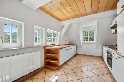 Freies Denkmaljuwel: hübsche große 2-Zimmer-Dachgeschosswohnung mit Galerie