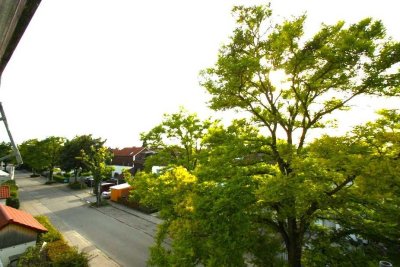 **Schickes Wohnen im DG** Tolle 3 Zi.-Whg. mit  Sonnenbalkon + Einzelgarage Neufahrn (S1)**