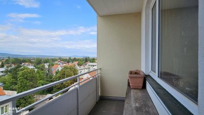 Fast wie ein Penthouse der 70er Jahre - großzügige Wohnung mit 4 Zimmern und drei Loggien