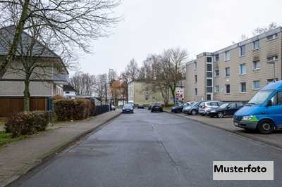 Fünffamilienhaus und 2 Garagen