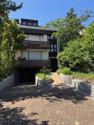 Großes, freistehendes Haus auf schönem Grundstück