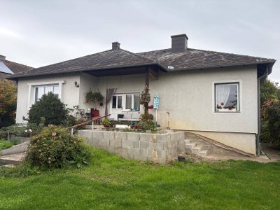 In die Jahre gekommener Bungalow mit Garten und Garage in Brunn im Felde