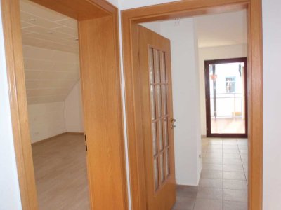 Lichtdurchflutete, gepflegte 5-Raum-Dachgeschosswohnung mit geh. Innenausstattung mit Balkon und EBK