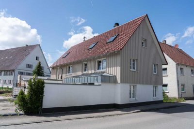 Zweifamilienhaus mit dem besonderen Charme - Garagen und Anbaumöglichkeit