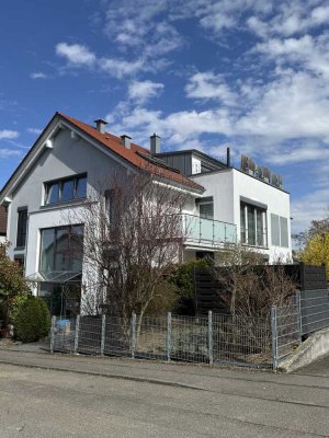 Komfortable OG-Wohnung mit EBK , Aufzug ,TG und Balkon