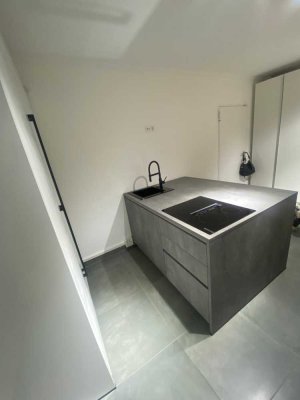 Stufenlose 1-Raum-EG-Wohnung mit luxuriöser Innenausstattung mit Einbauküche und Kochinsel