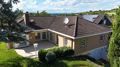 Keltern OT Dietlingen: Freistehender Winkelbungalow mit großzügigem Grundstück in bester Wohnlage