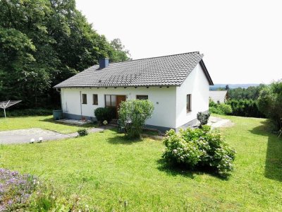 Nh. Hengersberg/„Alpenblick“: Bungalow mit 1.280 m2 Grund, PV-Anlage+ruhiger Waldrandlage/Fernsicht!