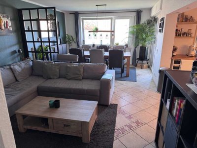 Helle, gut geschnittene Wohnung mit großem, überdachten Balkon und Kamin