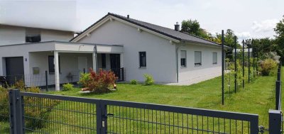 Modernes Einfamilienhaus (KfW 55) - Wohnen auf einer Ebene mit großem Garten