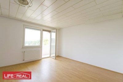 Großzügige 4-Zimmer-Wohnung mit Loggia und Stellplatz – Potenzial zur Sanierung vorhanden