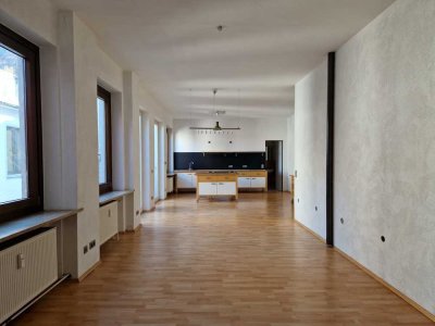 Schöne, helle 4-Zimmer-Maisonette-Wohnung mit Küche in der Innenstadt