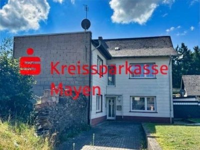 Charmantes Zweifamilienhaus mit Balkon und Garage