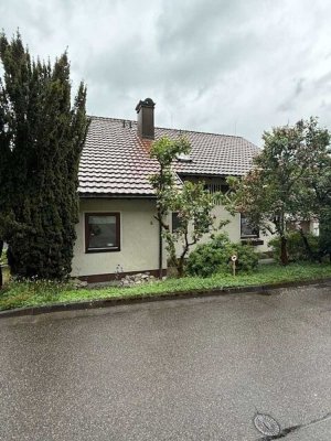 Grosse 2,5 Zi-Dachwohnung in ruhiger Lage