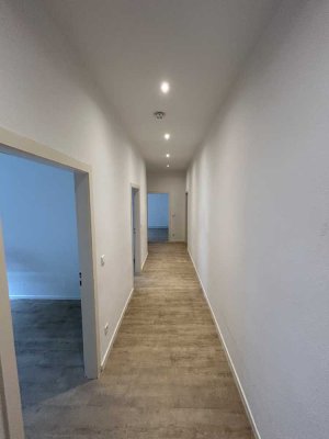 Vollständig renovierte Wohnung mit drei Zimmern und EBK in Hannover