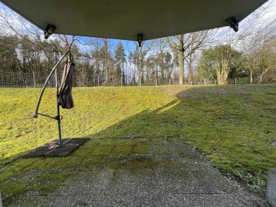 Das gewisse Etwas: geräumige 1 - Zimmer - Wohnung mit Terrasse und Einbauküche mitten im Grünen!