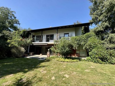 ERGOLDSBACH: Renovierungsbedürftiges Landhaus in Alleinlage auf wunderschönem Grund