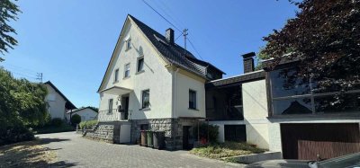 Freistehendes Einfamilienhaus mit sehr großem Wintergarten und Kamin