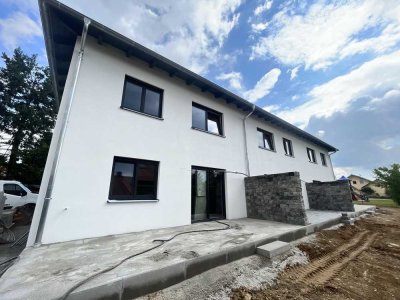 RESERVIERT ! Neubau - 5% Abschreibung - Nur noch 1 Haushäfte verfügbar ! - 146qm Wfl - Schlüsself.