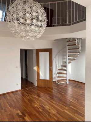 Schöne und helle 
3-Zimmer Wohnung mit Dachterasse und Wintergarten auf 2 Ebenen