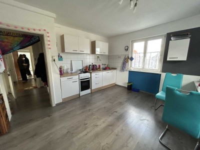 Zwei Zimmer / Küche mit Essbereich / Badezimmer und Diele / 1. OG mit opt. Stellplatz