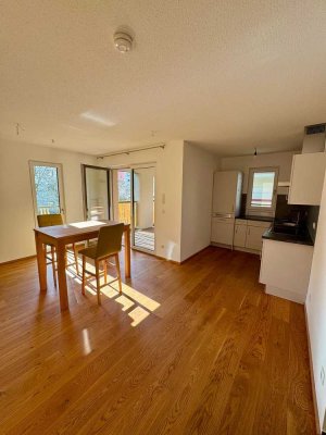 Helle 2-Zimmer-Wohnung mit Balkon in einer perfekter Lage