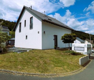 Familienidyll mit Komfort: Freistehendes Einfamilienhaus mit großem Garten in ruhiger Lage