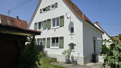 Haushälfte mit Garage, Freisitz & kleinem Gärtchen