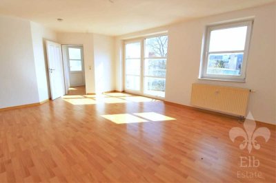 Sonnige 3 Raum Wohnung in Stadtfeld-Ost mit Balkon, Einbauküche und Tiefgaragenstellplatz