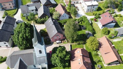 Sonniges Mehrfamilienhaus mit Nebengebäude und Garten