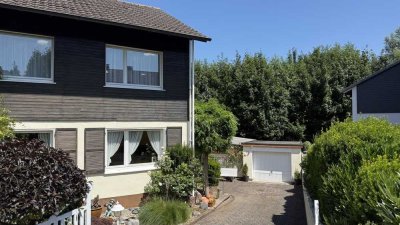 Gepflegtes Einfamilienhaus mit Garage auf schönem Grundstück
