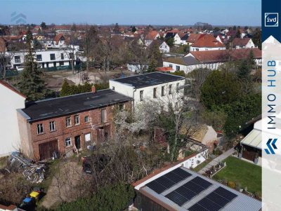 ++ 3 Min. zum See: 1.000 m² Grundstück mit sanierungsbedürftigen Bestandshäusern und Garage ++