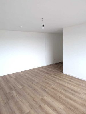Lichtdurchflutete Wohlfühloase mit Balkon, Schwimmbad und Sauna – Provisionsfrei!
