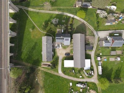 Gebäudekomplex bestehend aus EfH (Baujahr 1990), leerstehenden Bauernhaus, Scheune mit ca. 6000 qm
