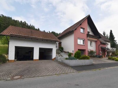 Großzügiges Zweifamilienhaus mit 4 Garagen in idyllischer Lage von Wilhelmsthal