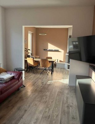 Neuwertige Wohnung mit drei Zimmern sowie Balkon und EBK in Wallertheim