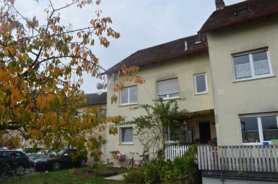 Mehrfamilienhaus mit Anbau und Gewerbehalle sowie gewerbliches Baurecht auf dem Grundstück in Höch