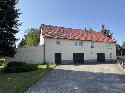 Wohnhaus mit Garagen und Nebengelass