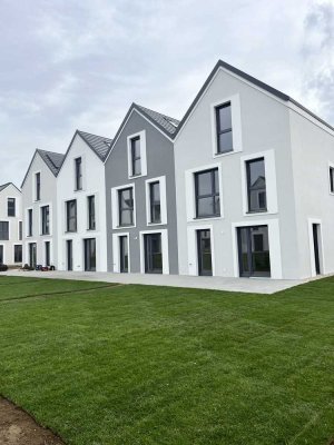 Ideal für Familien! Neubau-Reiheneckhaus mit EBK in Köfering