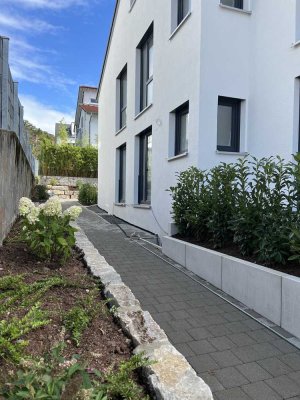 Exklusive 2,5 Zi Wohnung Terrasse, Garten, EBK, Parkett Top Neuwertig